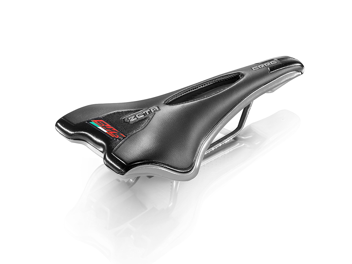 Седло шоссейное Zeta R чрный/серебристый с отверстием, 290x135мм, рельсы RS-V, основа Flex PUPPE, по