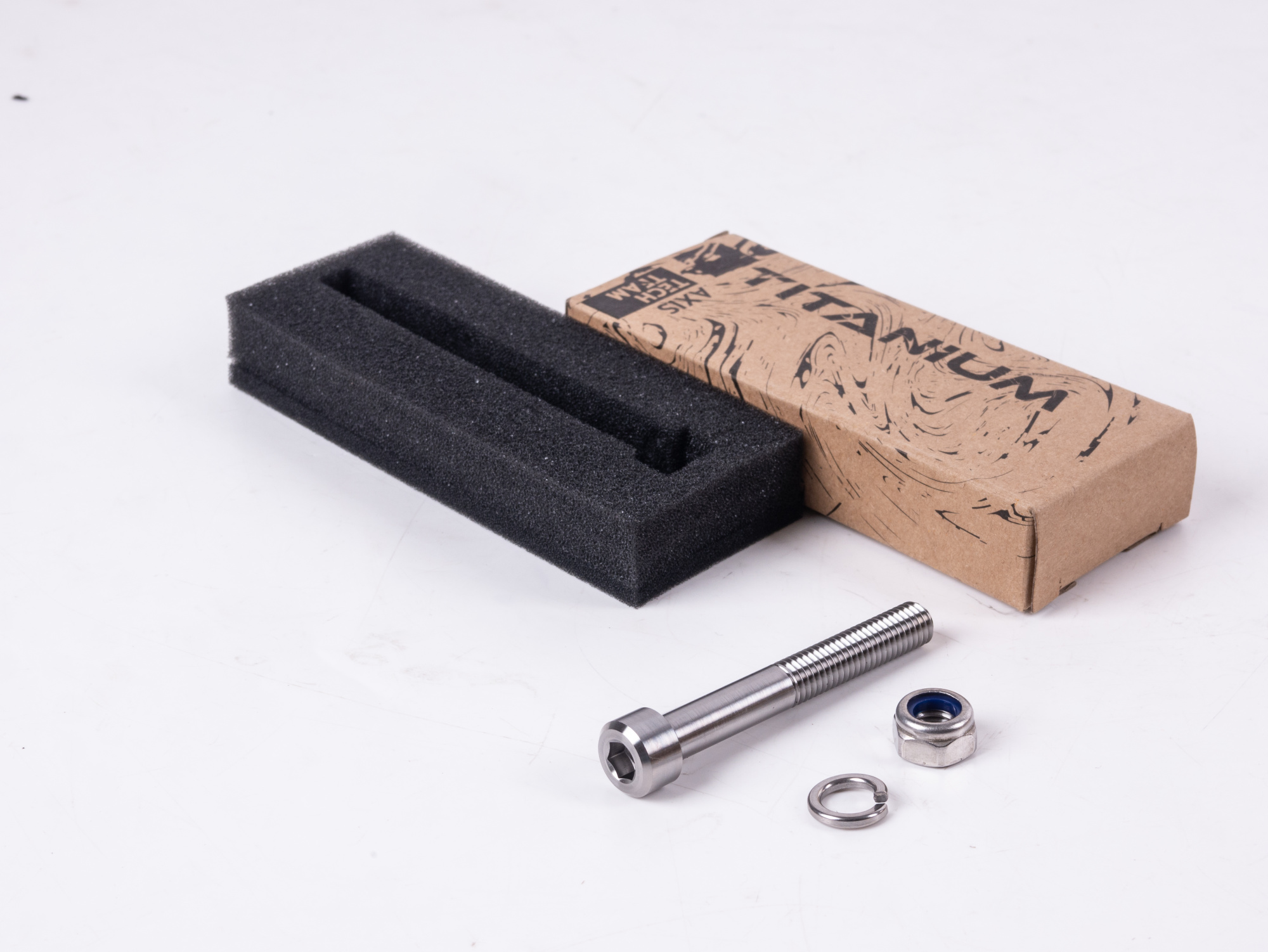 Болт М8х60 из титана  с гайкой и гровером